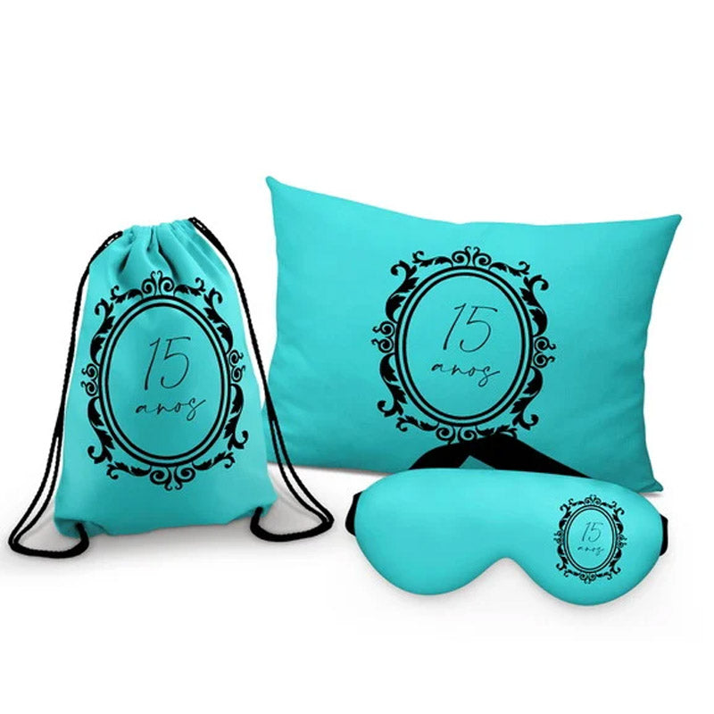 Kit 15 Anos, turquesa com brasão, com almofada, sacochila e máscara de dormir.