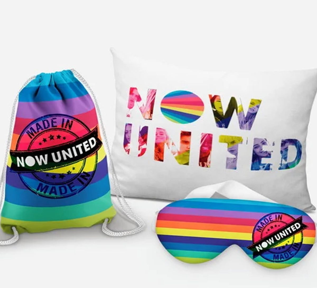 Kit Now United, listras coloridas, com almofada, sacochila e máscara de dormir.