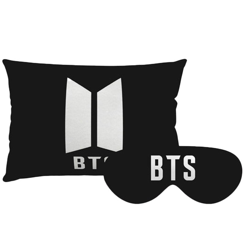 Kit BTS personalizado: almofada retangular e máscara de dormir, estampa preto e branco.