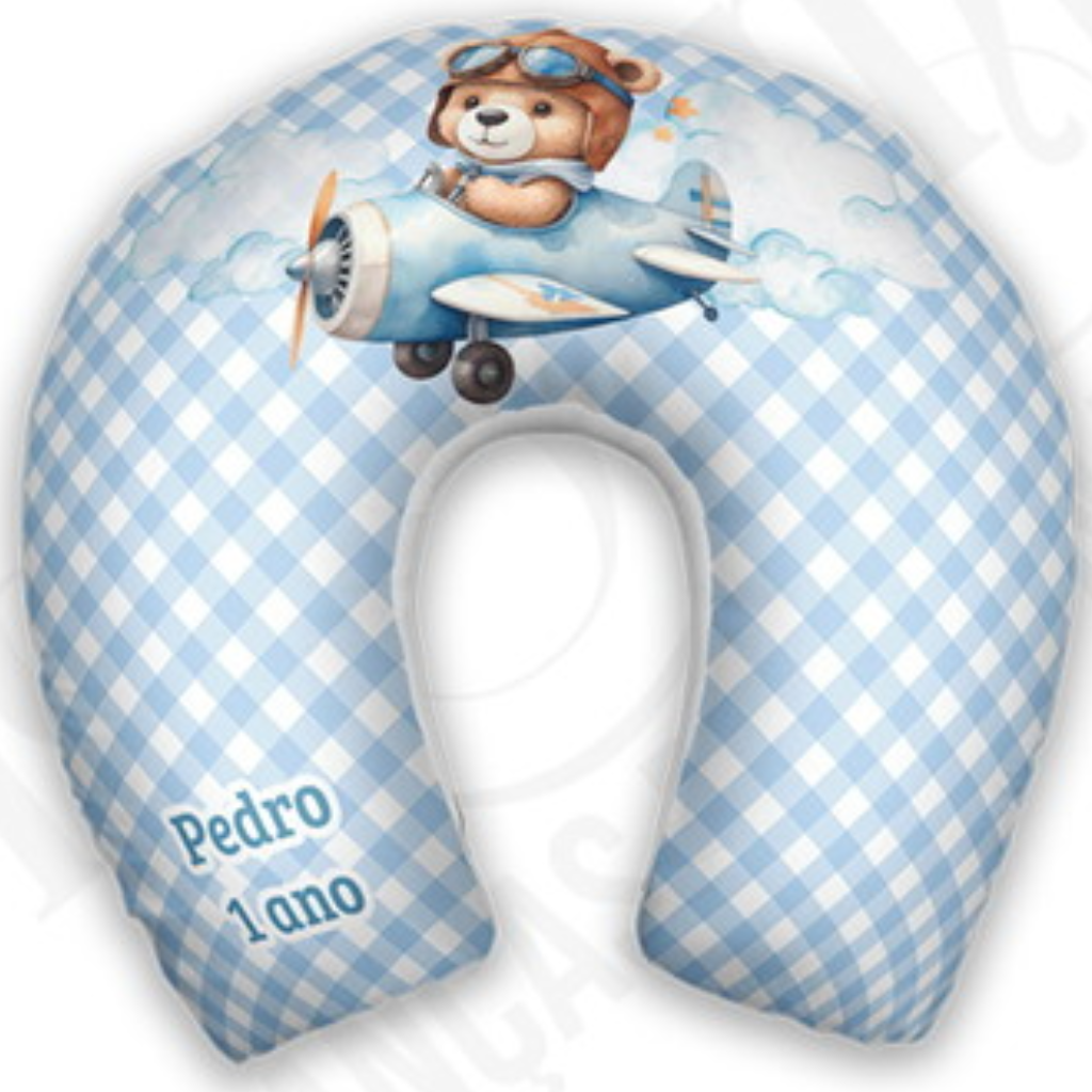 Almofada de pescoço infantil Urso Aviador: urso pilotando avião e fundo xadrez azul e branco.