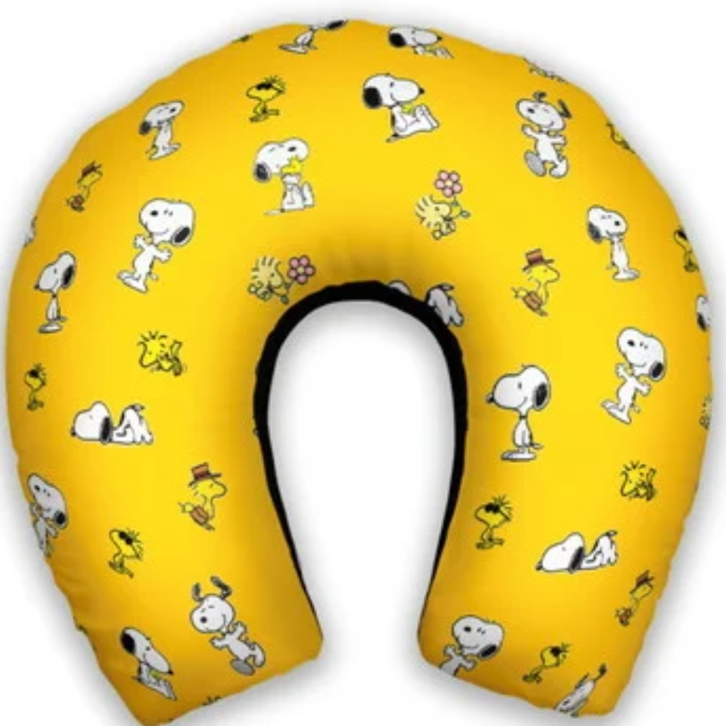 Almofada de pescoço infantil Snoopy: pequenas ilustrações de Snoopy e Woodstock sobre fundo amarelo.