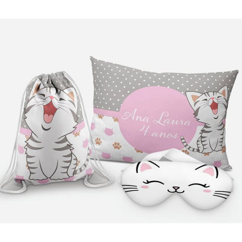 Kit Gatinha, rosa e cinza com poás, com almofada, sacochila e máscara de dormir.