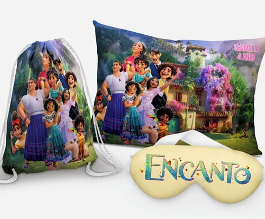 Kit Encanto, personagens e flores, com almofada, sacochila e máscara de dormir.