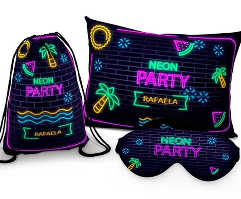 Kit Neon, preto com desenhos, com almofada, sacochila e máscara de dormir.