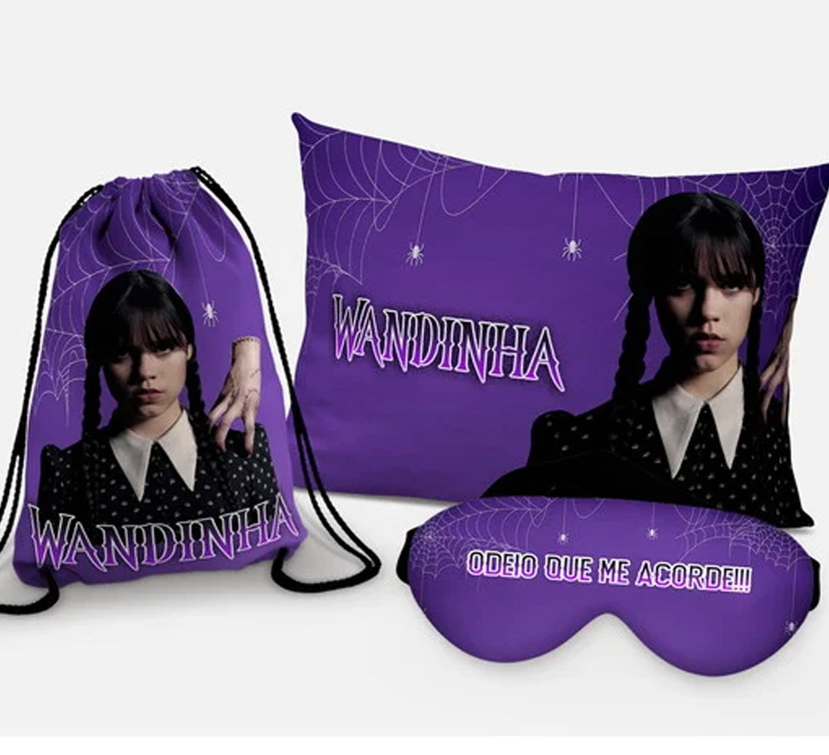 Kit Wandinha, roxo com teias, com almofada, sacochila e máscara de dormir.