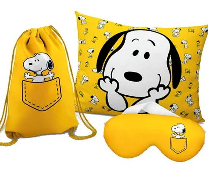 Kit Snoopy, amarelo com desenhos, com almofada, sacochila e máscara de dormir.