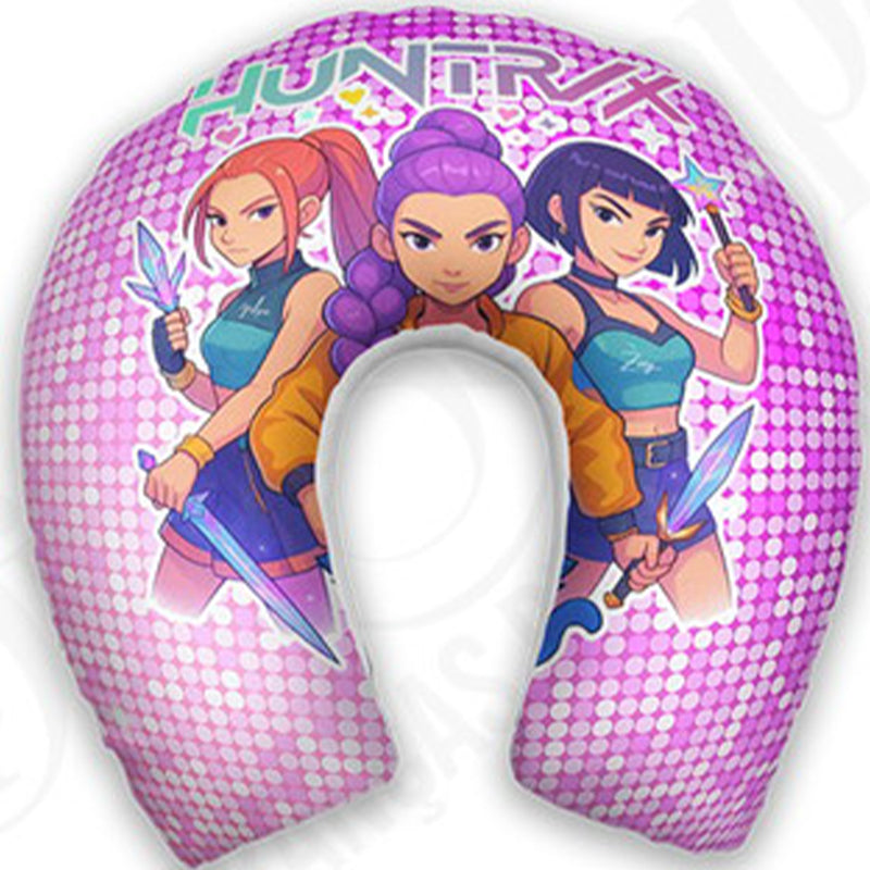 Almofada de pescoço infantil K-pop Huntrix: trio de personagens sobre fundo xadrez rosa e branco.