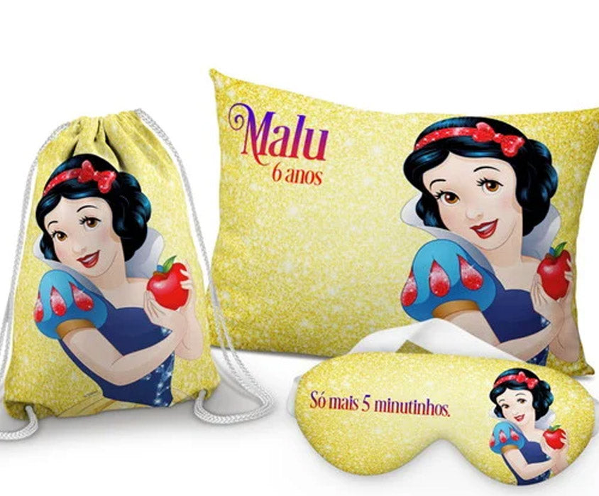 Kit Branca de Neve, amarelo com princesa, com almofada, sacochila e máscara de dormir.