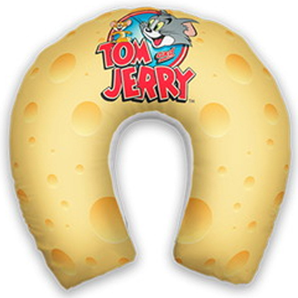Almofada de pescoço infantil Tom e Jerry: lettering do tema em destaque sobre fundo amarelo com padrão de queijo.