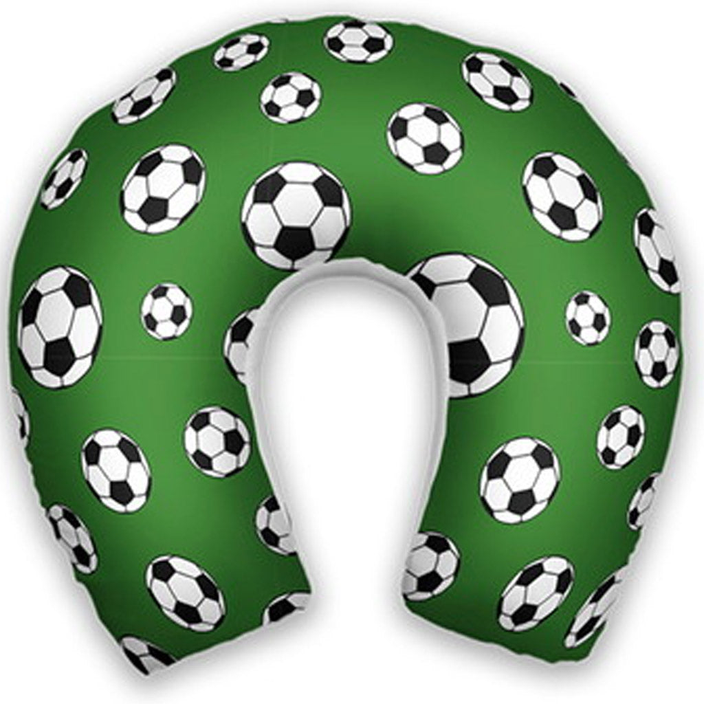 Almofada de pescoço infantil Futebol: bolas de futebol brancas e pretas sobre fundo verde.
