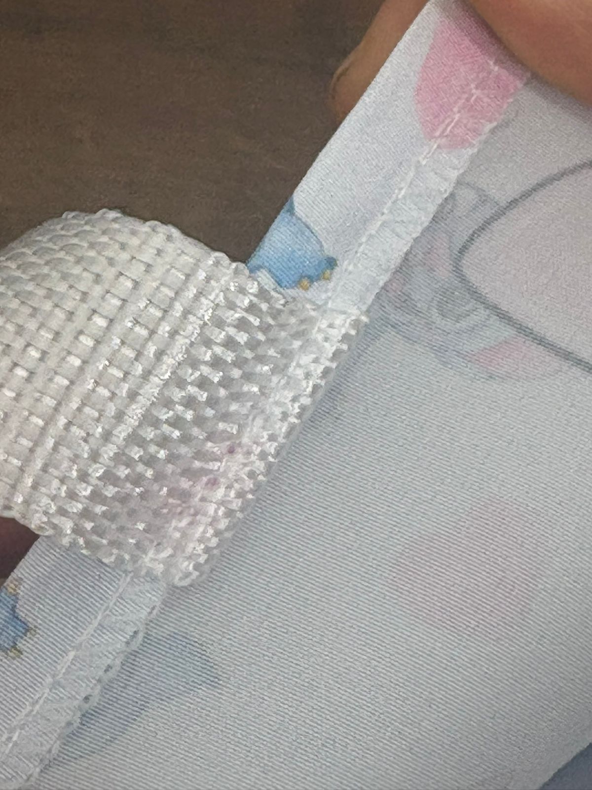 Detalhe de costura e alça branca em ecobag de referência com estampa Stitch.