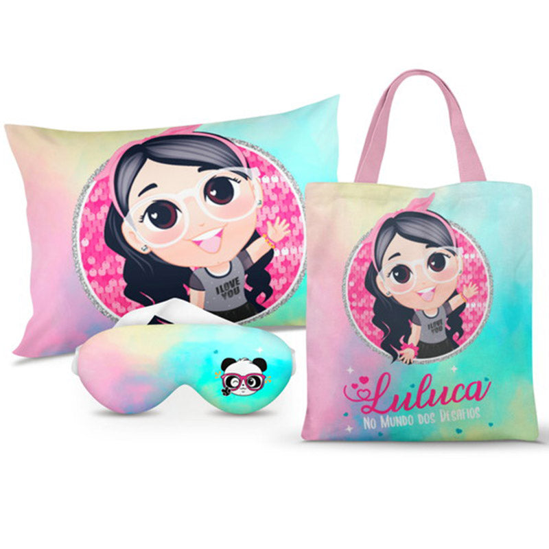 Kit Luluca personalizado: almofada 20x30 cm, ecobag 25x32 cm e máscara de dormir, estampa rosa e azul.
