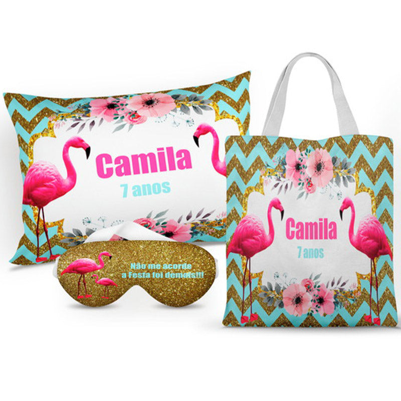 Kit Flamingos personalizado: almofada 20x30 cm, ecobag 25x32 cm e máscara de dormir, estampa rosa.