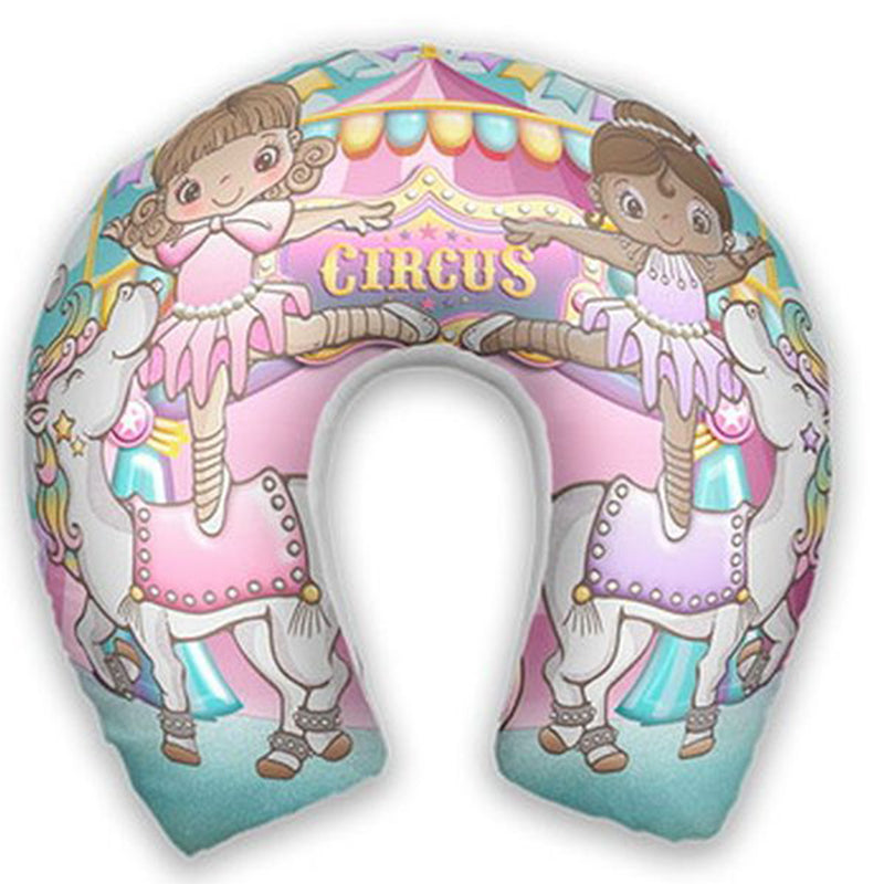 Almofada de pescoço infantil Circo: bailarinas, cavalinhos e elementos de circo em rosa, azul e amarelo.