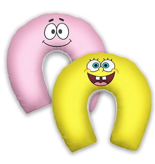 Almofada de pescoço infantil Bob Esponja: rostos de Bob Esponja e Patrick sobre áreas amarela e rosa.