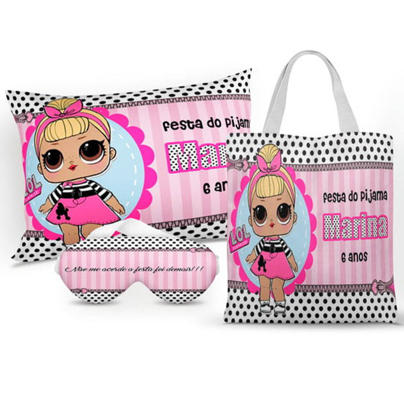 Kit LOL personalizado: almofada 20x30 cm, ecobag 25x32 cm e máscara de dormir, estampa xadrez rosa.