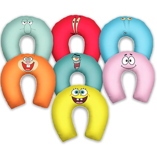 Almofada de pescoço infantil Bob Esponja: rostos de Bob Esponja e de outros personagens do tema em fundos coloridos.