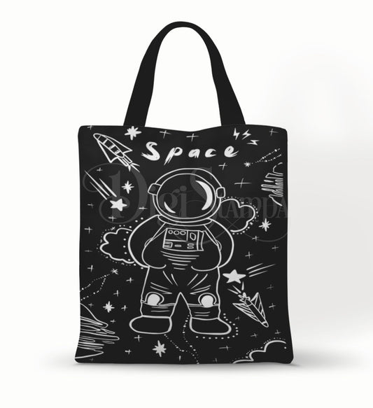 Ecobag personalizada Astronauta: preta com desenhos brancos, com alças.