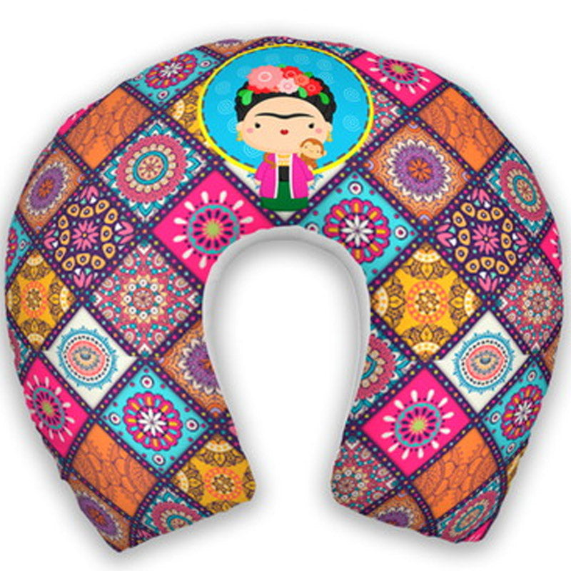 Almofada de pescoço infantil Frida Kahlo: Frida ilustrada em meio a quadrados e motivos geométricos multicoloridos.