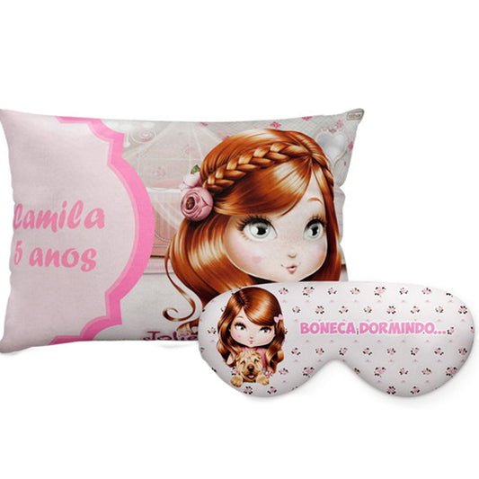 Kit Boneca personalizado: almofada retangular e máscara de dormir, estampa rosa e poás.