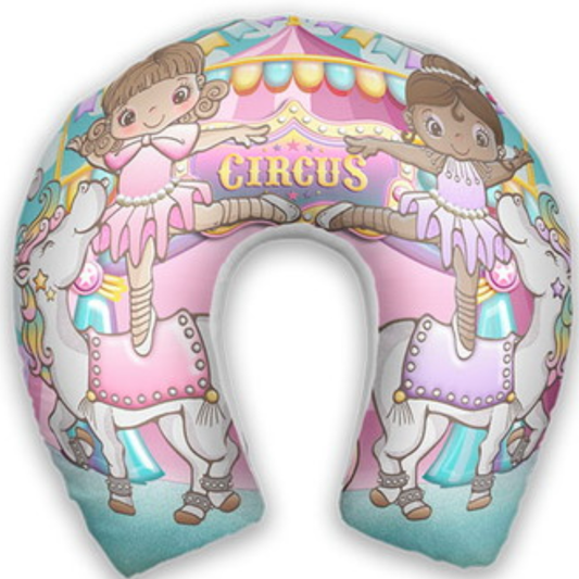 Almofada de pescoço infantil Circo: bailarinas, cavalinhos e elementos de circo em rosa, azul e amarelo.