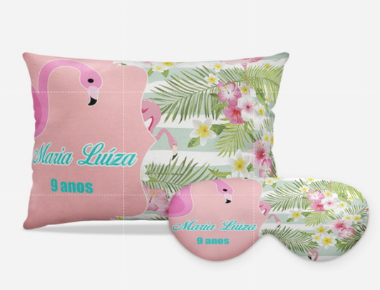 Kit Flamingo personalizado: almofada retangular e máscara de dormir, estampa rosa e folhas.