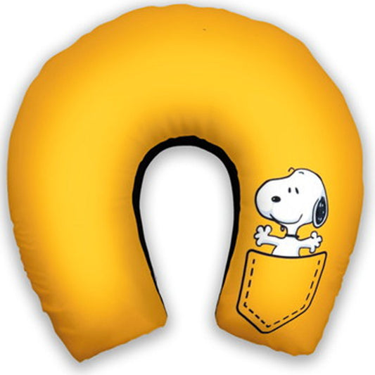 Almofada de pescoço infantil Snoopy: Snoopy em um bolso ilustrado sobre fundo amarelo.