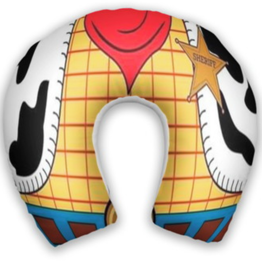 Almofada de pescoço infantil Toy Story Woody: estampa inspirada na roupa de Woody, com camisa xadrez amarela e detalhes de colete.