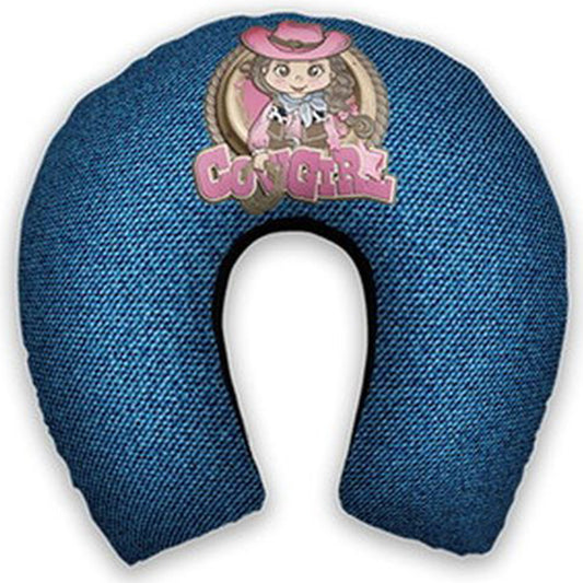 Almofada de pescoço infantil Boiadeira: ilustração country sobre fundo azul com aparência de jeans.