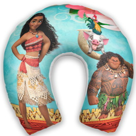 Almofada de pescoço infantil Moana: personagens do tema sobre fundo azul, com detalhes tropicais.