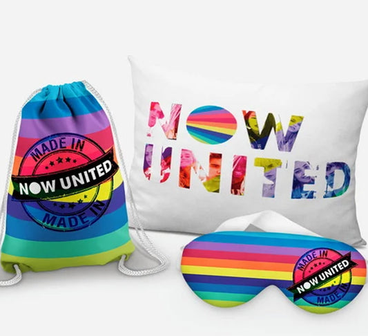 Kit Now United, listras coloridas, com almofada, sacochila e máscara de dormir.