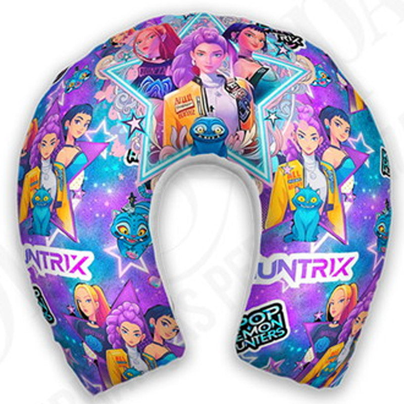 Almofada de pescoço infantil K-pop Huntrix: personagens e lettering do tema em uma composição azul, roxa e multicolorida.