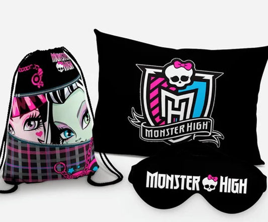 Kit Monster High, preto com brasão, com almofada, sacochila e máscara de dormir.