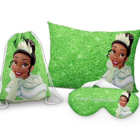Kit Princesa Tiana, verde com personagem, com almofada, sacochila e máscara de dormir.