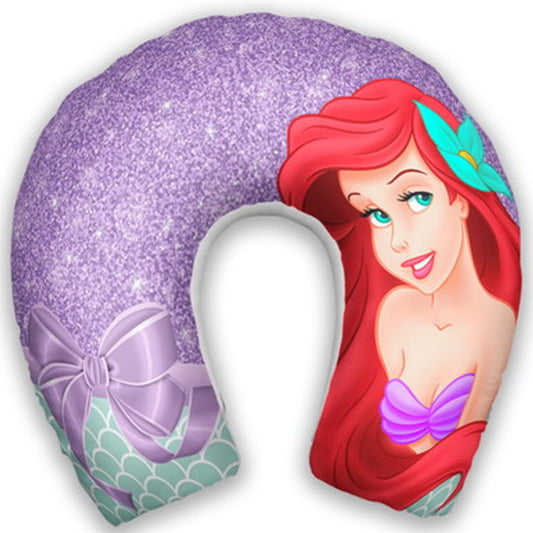 Almofada de pescoço infantil Ariel Sereia: Ariel com cabelo vermelho, laço ilustrado e fundo em tons de roxo.