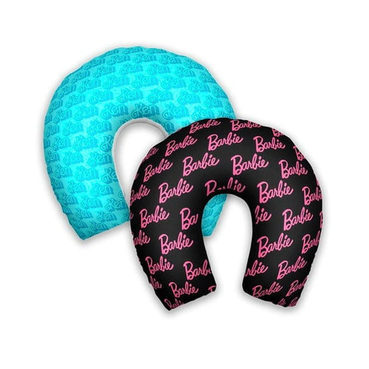 Almofada de pescoço infantil Barbie: repetição do lettering Barbie em rosa sobre área preta, com padrão em área azul.