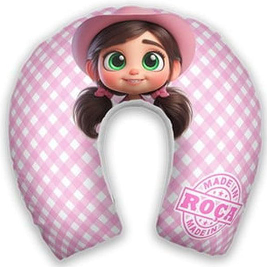 Almofada de pescoço infantil Boiadeira: personagem de chapéu e tranças sobre fundo xadrez rosa e branco.