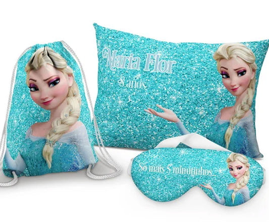 Kit Frozen Elsa, azul com personagem, com almofada, sacochila e máscara de dormir.