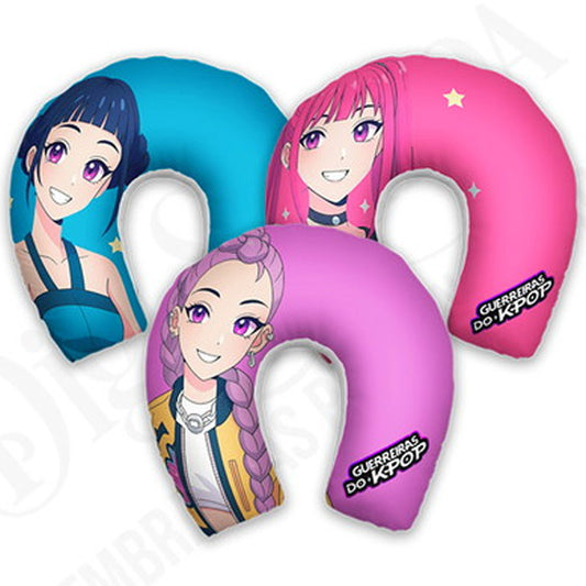 Almofada de pescoço infantil K-pop Huntrix: rostos das personagens em destaque sobre áreas azuis, rosas e lilás.
