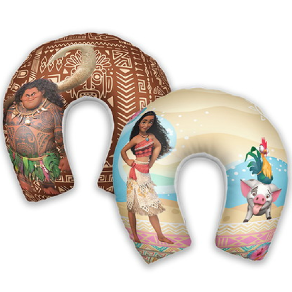 Almofada de pescoço infantil Moana: Moana, Maui e personagens do tema em áreas bege e marrons com desenhos geométricos.