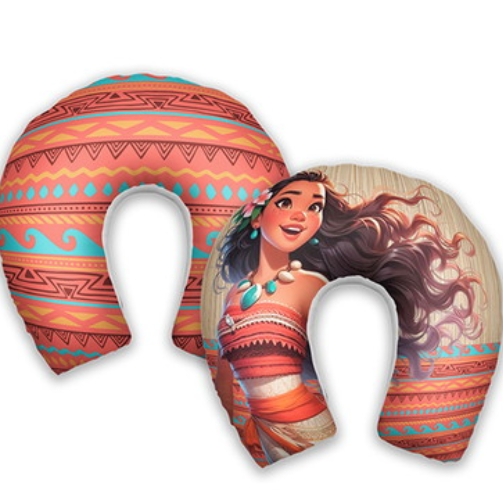 Almofada de pescoço infantil Moana: Moana e faixas geométricas em vermelho, laranja e azul.