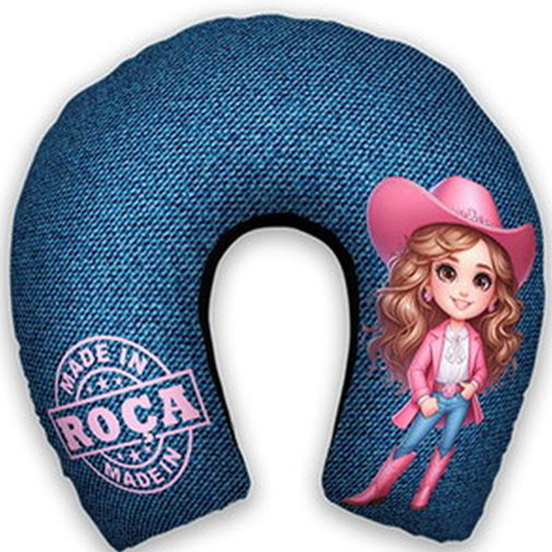 Almofada de pescoço infantil Boiadeira: menina com chapéu rosa e lettering country sobre fundo azul com aparência de jeans.