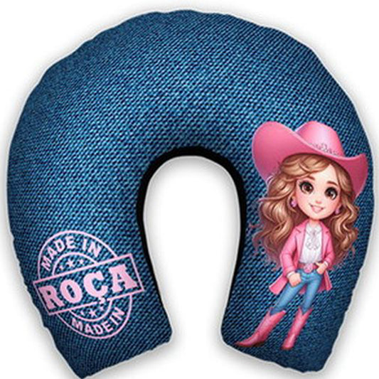 Almofada de pescoço infantil Boiadeira: menina com chapéu rosa e lettering country sobre fundo azul com aparência de jeans.