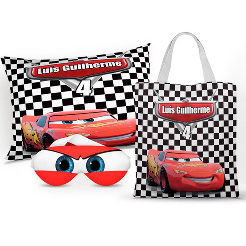 Kit Carros personalizado: almofada 20x30 cm, ecobag 25x32 cm e máscara de dormir, estampa xadrez.