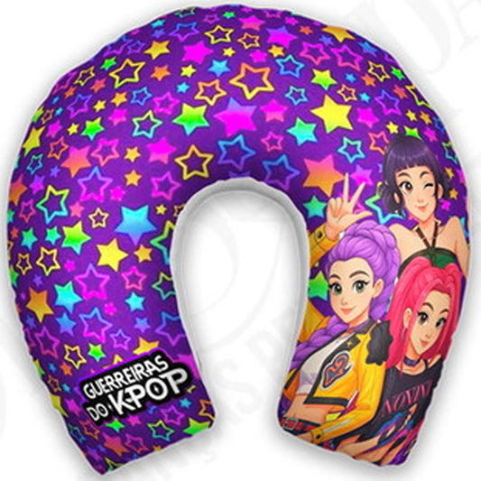 Almofada de pescoço infantil K-pop Huntrix: personagens e estrelas multicoloridas sobre fundo roxo.