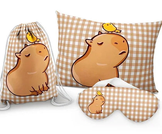 Kit Capivara, xadrez bege, com almofada, sacochila e máscara de dormir.