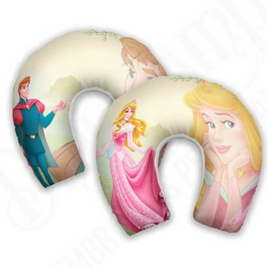 Almofada de pescoço infantil Bela Adormecida: Aurora e o príncipe sobre fundo creme, com detalhes rosa e azul.