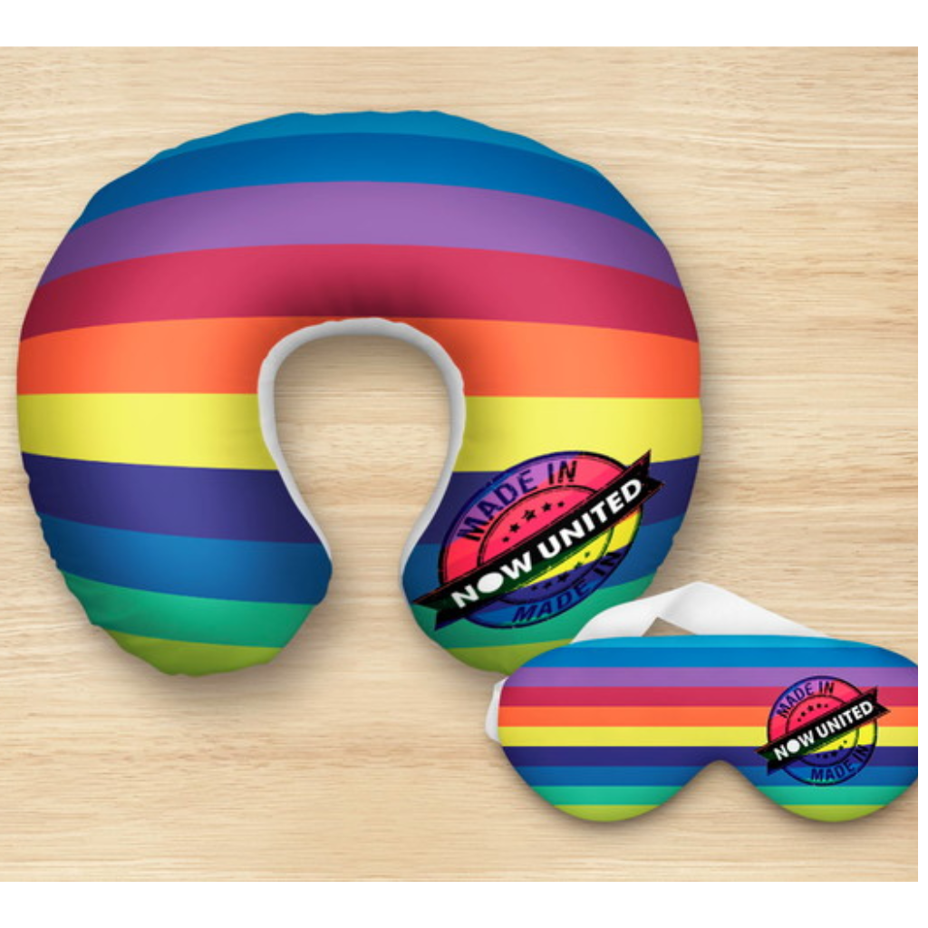 Kit infantil Now United: almofada de pescoço e máscara de dormir personalizadas, estampa listras.