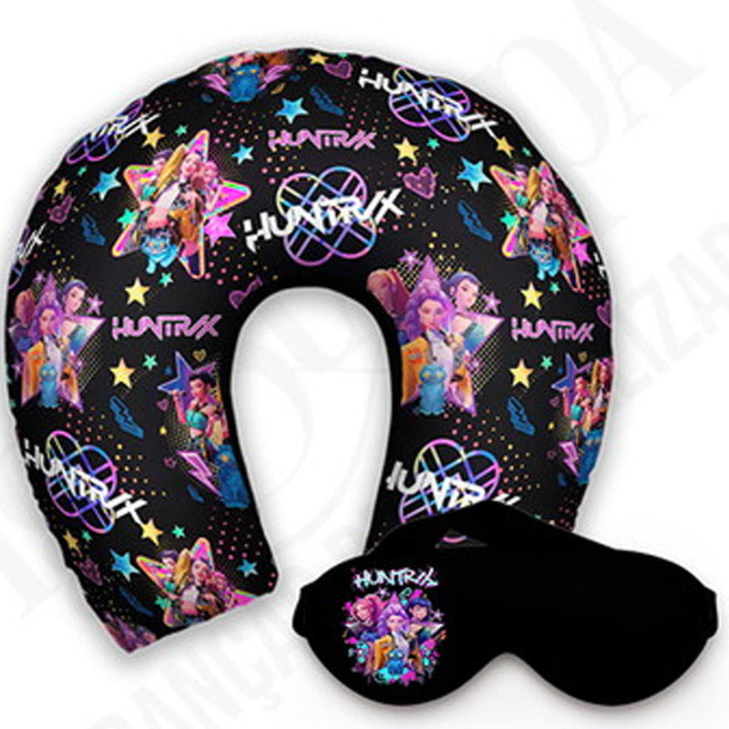Kit infantil Guerreiras K-Pop: almofada de pescoço e máscara de dormir personalizadas, estampa preto.