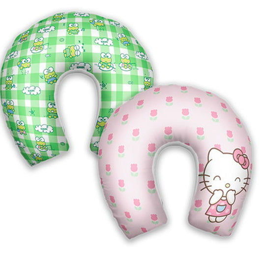 Almofada de pescoço infantil Hello Kitty: Hello Kitty em área branca com pequenos quadrados rosa, com xadrez verde.